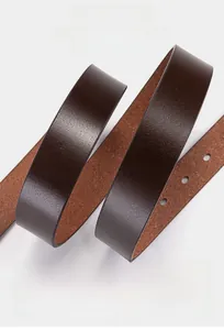 Gros plan sur la ceinture en cuir de vachette marron foncé avec texture fine et trous