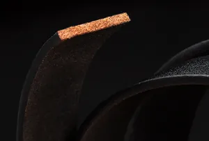 Querschnitt eines schwarzen Ledergürtels zeigt Textur und 4mm Dicke im Detail