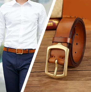 Détail d'une ceinture en cuir marron avec boucle en laiton sur fond de bois naturel