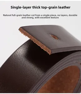Gros plan d'une ceinture en cuir de vachette pleine fleur montrant la texture des fibres