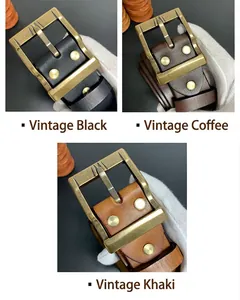 Primer plano de cinturones de cuero vintage con hebillas de latón en negro y café