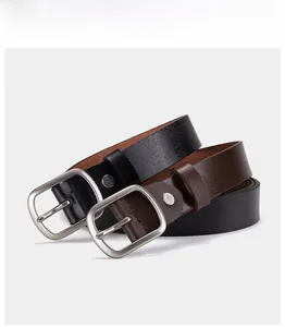 Détail de ceintures en cuir classiques noires et marron avec boucles en métal argenté