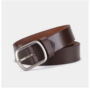 Gros plan sur une ceinture en cuir véritable marron foncé avec boucle ardillon en argent