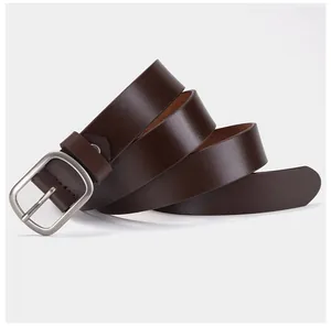 Détail d'une ceinture en cuir de vachette marron foncé avec boucle métallique brossée