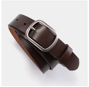 Gros plan d'une ceinture vintage en cuir veritable marron fonce avec boucle argente mat
