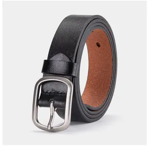Détail d'une ceinture en cuir véritable avec boucle carrée et bords arrondis lisses
