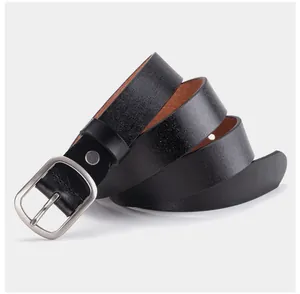 Vue détaillée d'une ceinture en cuir noir avec grain texturé et boucle à ardillon argent