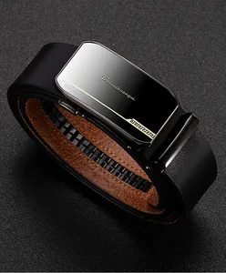 Gros plan de la boucle métallique automatique et de la ceinture en cuir double face