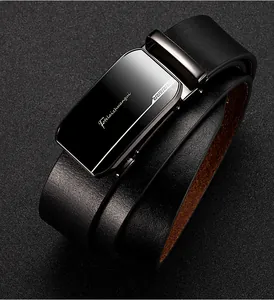 Détail de ceinture en cuir pour homme avec boucle automatique noire et texture mate