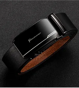 Détail de la ceinture en cuir haut de gamme avec boucle automatique noire et texture fine