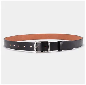 Détail d'une ceinture en cuir noir avec boucle métallique carrée argentée et texture