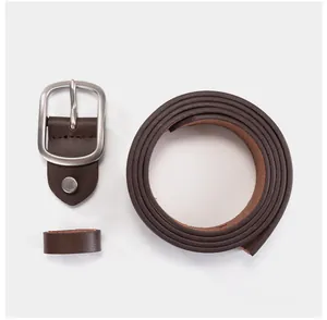 Vue détaillée d'une ceinture en cuir marron foncé avec boucle et passant en argent brossé