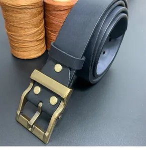 Primer plano de cinturón de cuero negro con hebilla de bronce vintage y remaches dorados