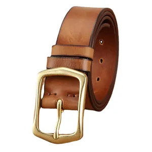 Ceinture en cuir marron pour hommes avec boucle ardillon en laiton vintage sur fond blanc