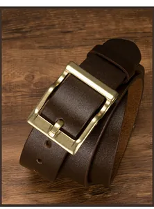 Dettaglio cintura in pelle marrone scuro con fibbia ad ardiglione in ottone vintage