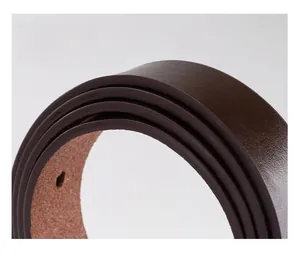 Détail d'une ceinture en cuir de vachette marron d'une seule pièce montrant sa texture