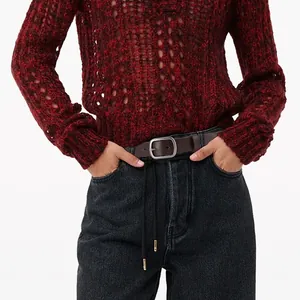 Ceinture classique en cuir véritable marron foncé avec boucle argentée sur un jean