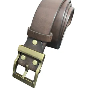 Cinturón de hombre en cuero vintage marrón con hebilla de bronce antiguo y remaches