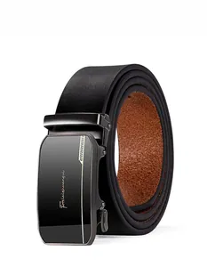 Vue détaillée de la ceinture en cuir pour homme avec boucle automatique et logo gravé
