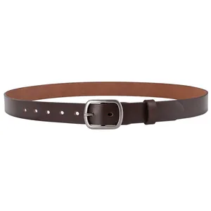 Ceinture classique en cuir marron foncé avec boucle argentée mate sur fond blanc