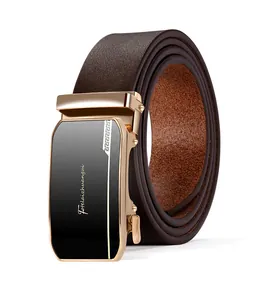 Gros plan d'une ceinture en cuir marron avec boucle automatique dorée et motif texturé