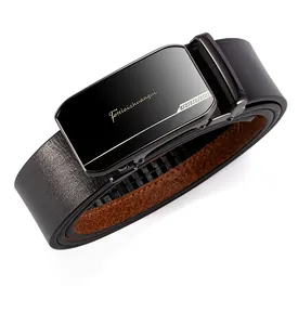 Détail d'une ceinture en cuir noir avec boucle automatique et logo gravé en doré