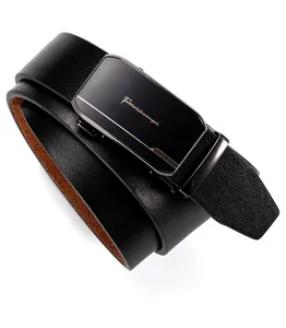 Détail de la ceinture en cuir noir pour homme avec boucle automatique dorée et doublure