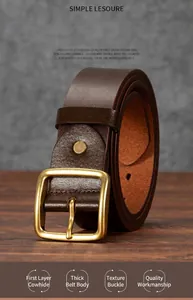 Nahaufnahme eines Vintage-Herrengürtels aus dunkelbraunem Leder mit goldener Schnalle