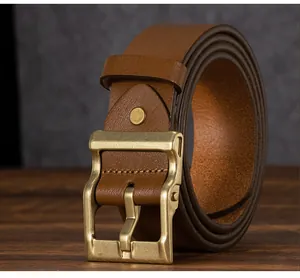 Dettaglio cintura vintage in vera pelle marrone con fibbia ad ardiglione in ottone