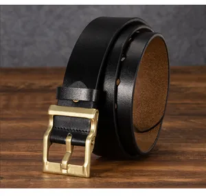 Primo piano della cintura da uomo in vera pelle nera con fibbia in ottone vintage