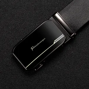Ceinture homme en cuir noir avec boucle automatique élégante et finitions dorées