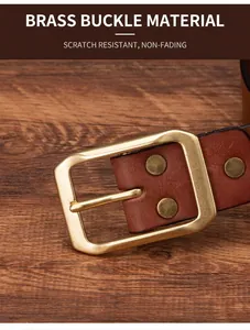 Dettaglio macro della fibbia in ottone antico e cintura in pelle marrone antigraffio