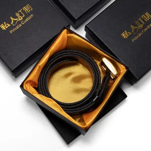 Zwarte leren riem met gouden gesp in luxe geschenkdoos met gele satijnen voering binnenin