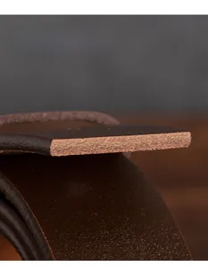 Vue macro du bord en cuir véritable épais montrant la texture des fibres naturelles