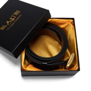 Zwarte vierkante geschenkdoos met lederen riem en gele satijnen voering voor verjaardagen