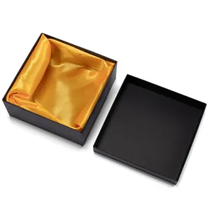 Elegante vierkante zwarte geschenkdoos met luxe gouden satijnen voering en deksel