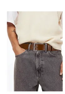 Nahaufnahme eines Vintage-Herrengürtels aus braunem Leder mit antiker Silberschnalle