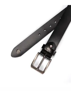 Dettaglio della cintura in vera pelle con borchie metalliche e fibbia ad ardiglione argento