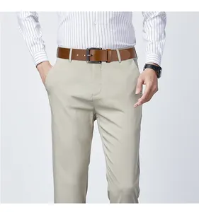 Détail d'un pantalon chino beige pour homme avec ceinture en cuir marron et boucle