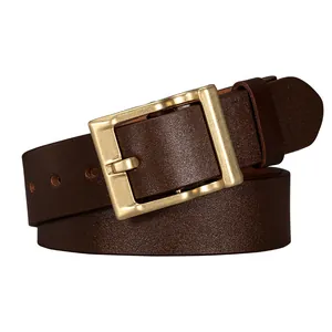 Cintura da uomo in pelle marrone scuro con fibbia quadrata dorata vintage e ardiglione classico