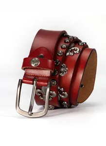 Dettaglio cintura in pelle bordeaux con borchie argentate e icone vintage fleur-de-lis