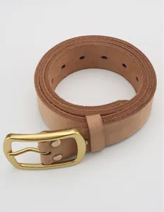 Dettaglio di cintura in vera pelle marrone con fibbia in ottone retrò e finitura liscia