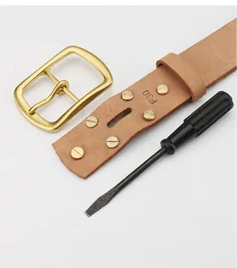 Dettaglio del kit riparazione cintura in pelle con fibbia in ottone e cacciavite