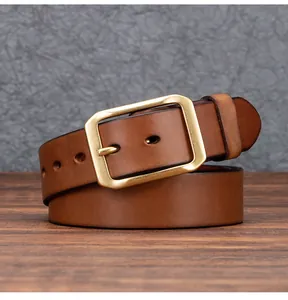 Dettaglio della cintura in pelle marrone vintage con fibbia dorata lucida di qualità