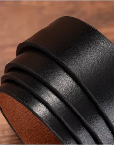 Macro detail of 3.5cm vintage genuine leather belt showing texture and thickness