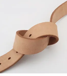Dettaglio di una cintura in pelle marrone chiaro flessibile con texture naturale