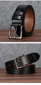 Gros plan de ceinture en cuir noir avec boucle métallique grise sur fond de bois