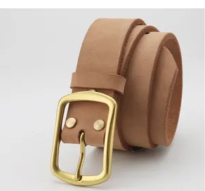 Dettaglio cintura in pelle marrone con fibbia in ottone massiccio e trama vintage