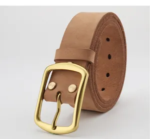 Dettaglio della cintura in pelle scamosciata marrone chiaro con fibbia in ottone dorato