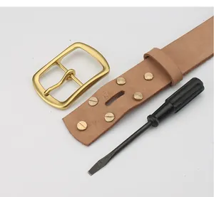 Dettaglio kit cintura in pelle fai-da-te con fibbia in ottone massiccio e viti